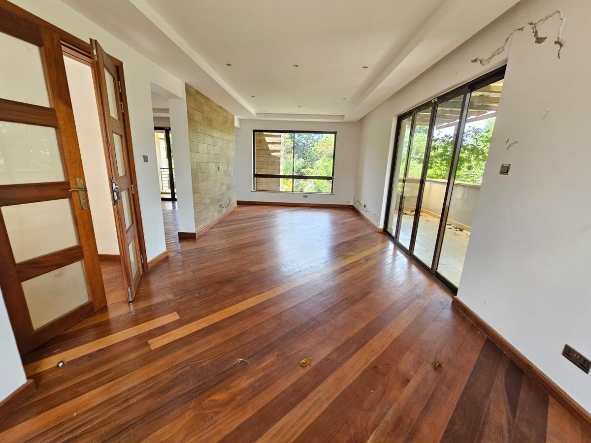 5 Bed House with En Suite in Lavington - 5