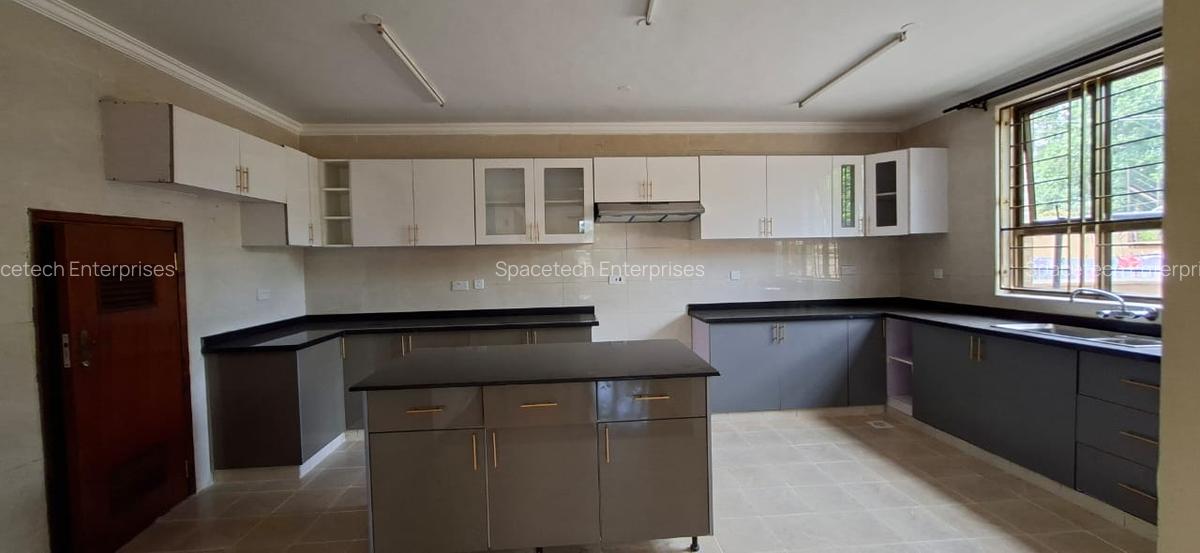 5 Bed Townhouse with En Suite in Lavington - 5
