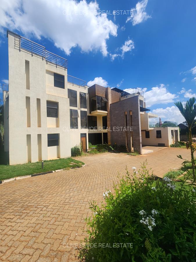 5 Bed Villa with En Suite in Runda - 2