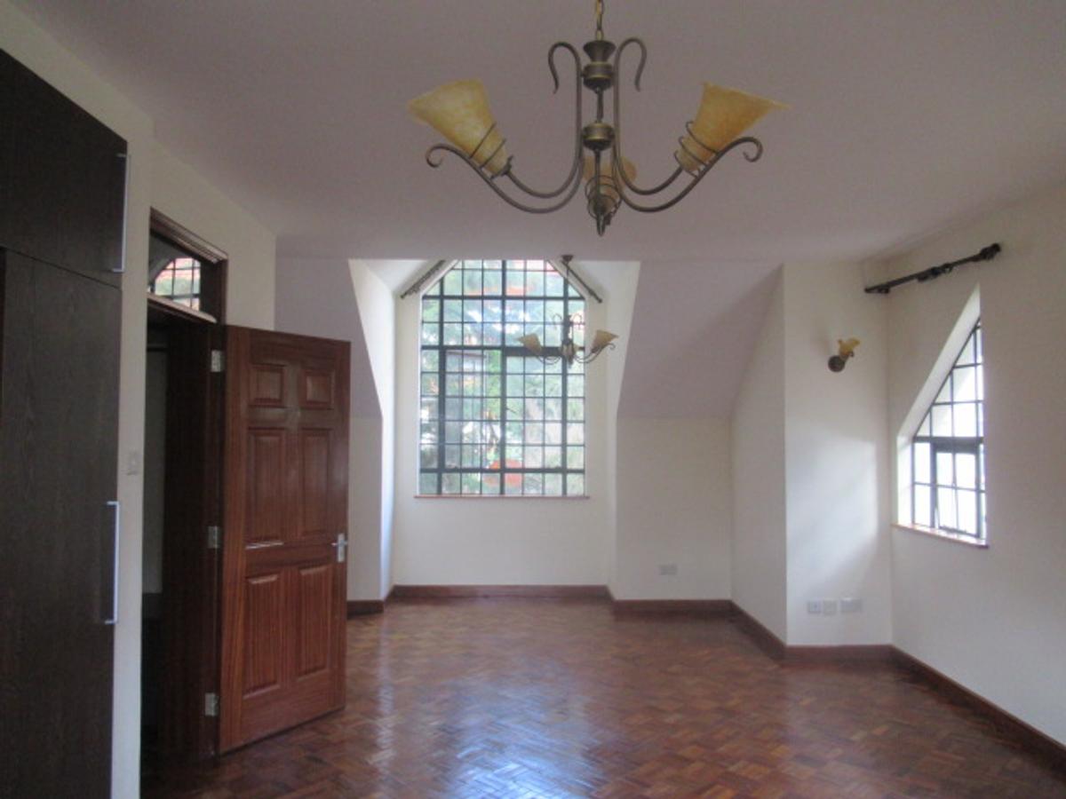 4 Bed Townhouse with En Suite at Lavington - 11