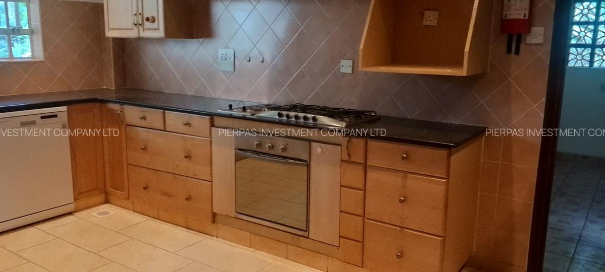 4 Bed Townhouse with En Suite in Lavington - 9