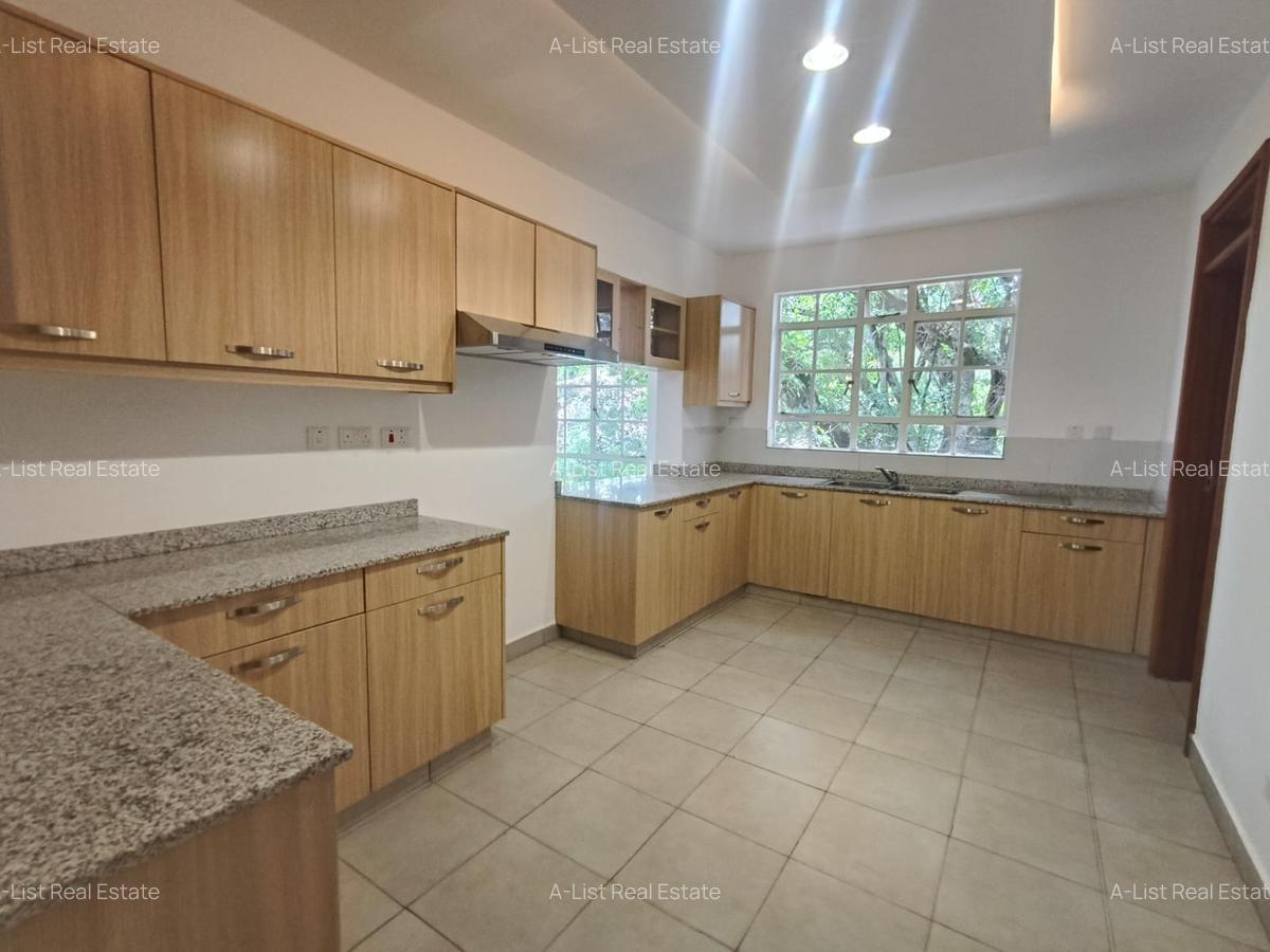 3 Bed Apartment with En Suite at Henred Road - 4