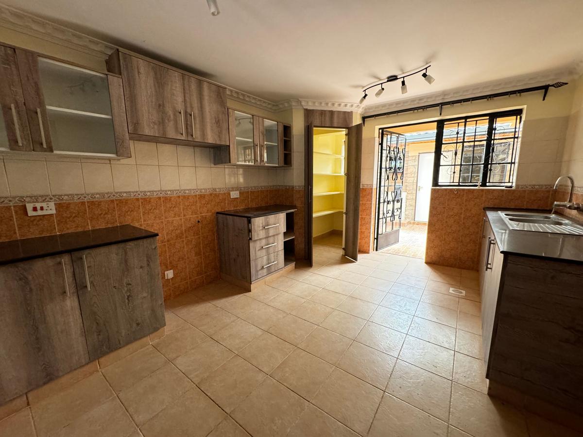 5 Bed Townhouse with En Suite in Lavington - 3