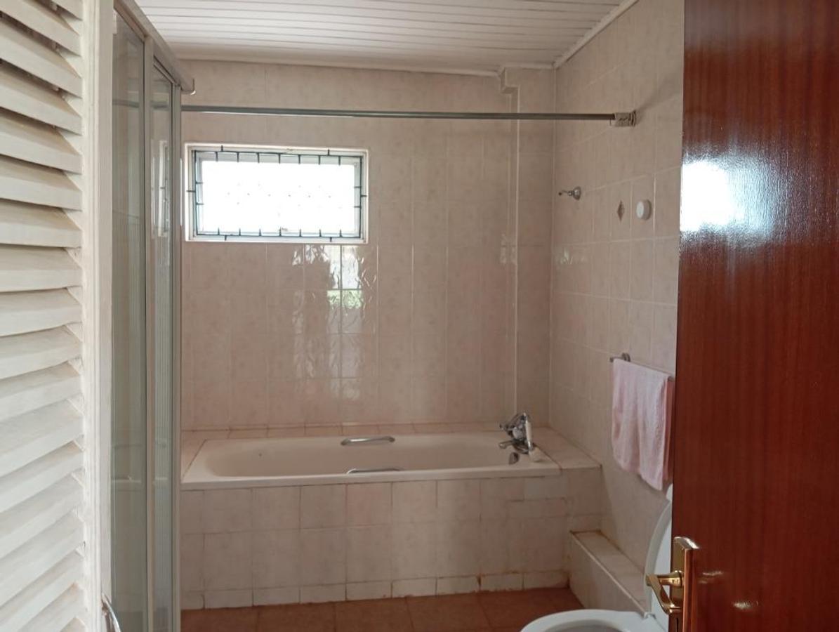 5 Bed House with En Suite at Lavington - 12