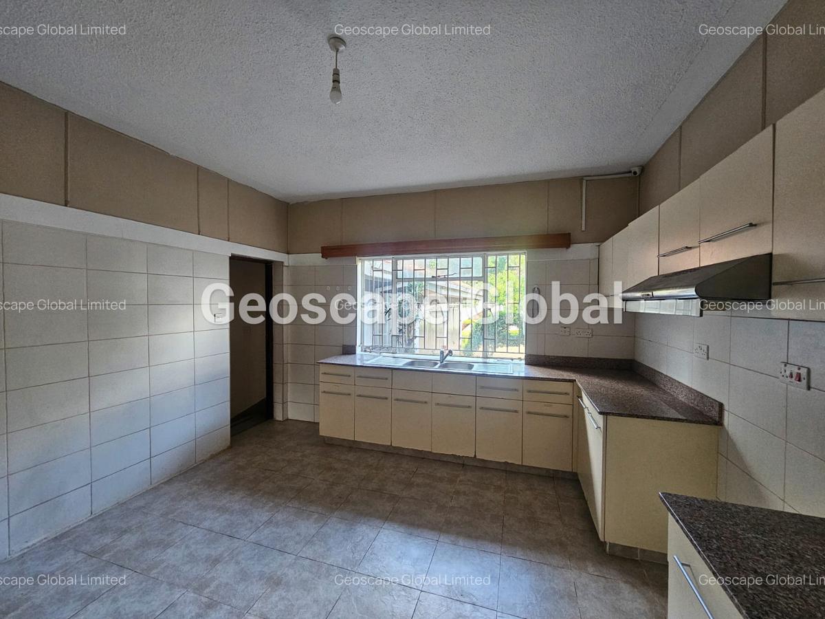 4 Bed House with En Suite in Rosslyn - 7