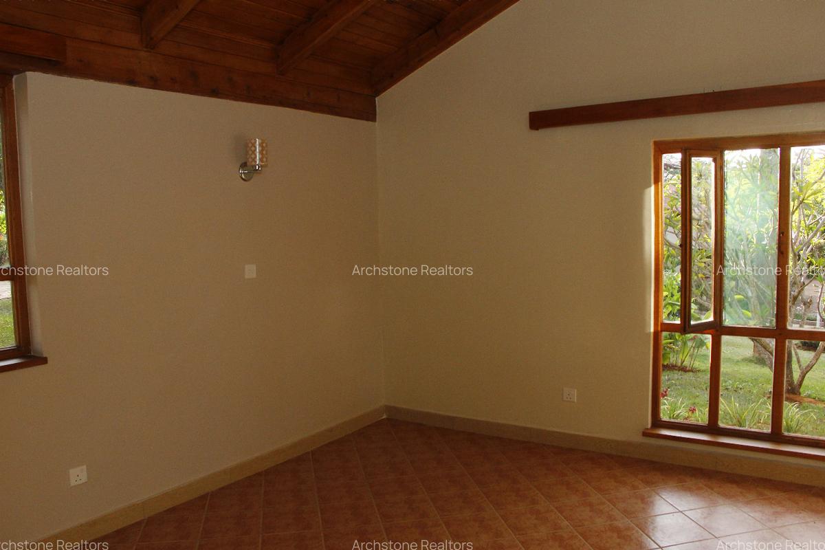 2 Bed House with Swimming Pool in Ridgeways - 9