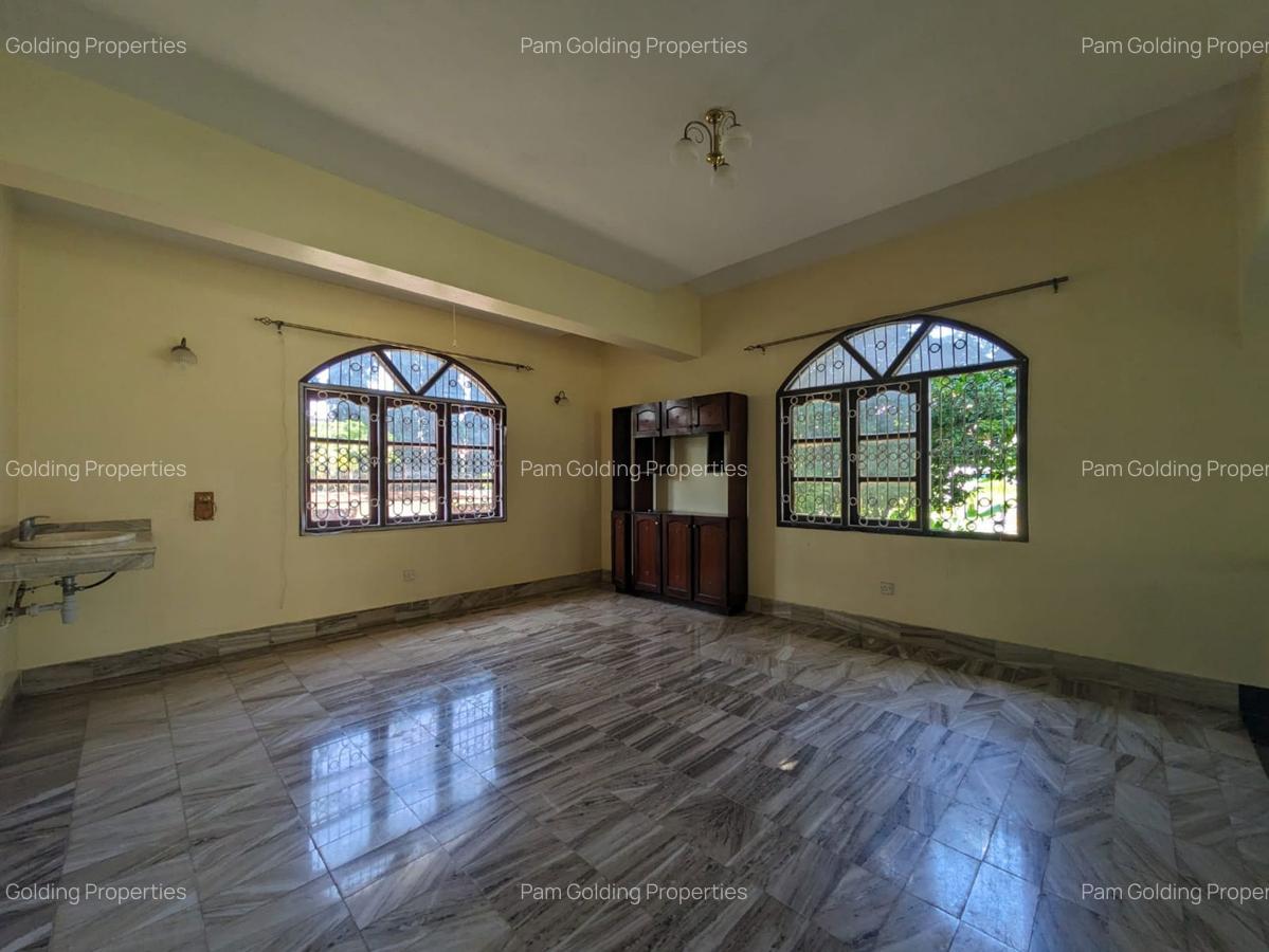 4 Bed Townhouse with En Suite in Nyali Area - 5