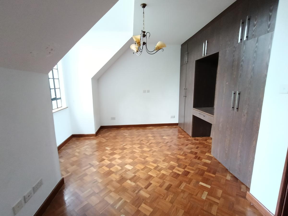 4 Bed Townhouse with En Suite at Lavington - 13