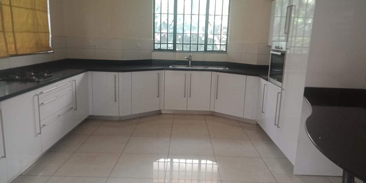 5 Bed Townhouse with En Suite in Lavington - 5