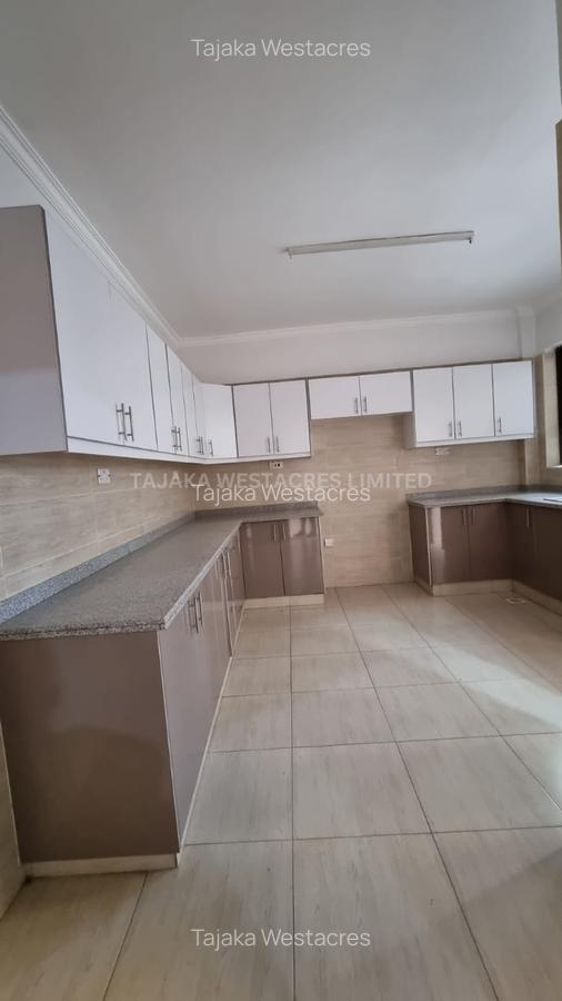3 Bed Apartment with En Suite at Hatheru Road - 17