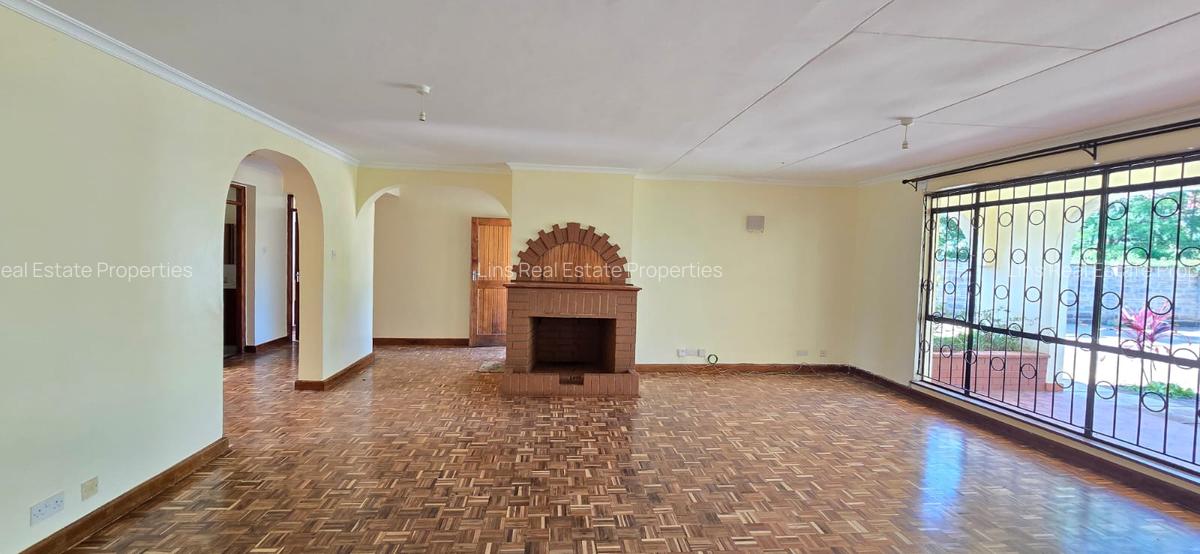 4 Bed House with En Suite in Mountain View - 8