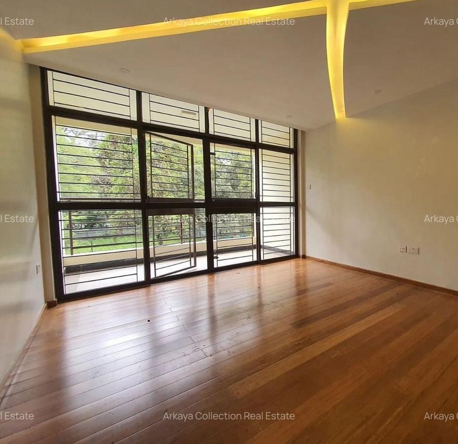 5 Bed House with En Suite in Lavington - 4