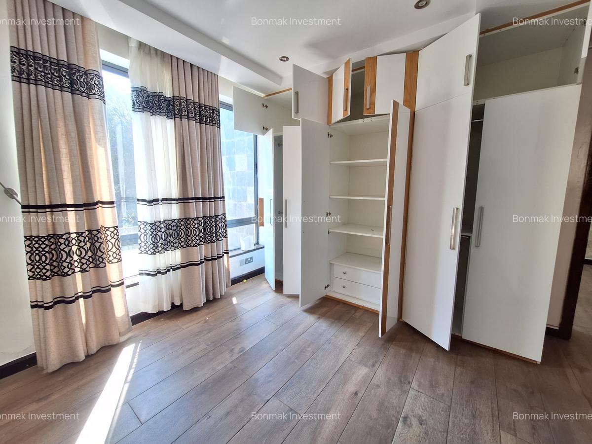 5 Bed Townhouse with En Suite at Lavington Green. - 18
