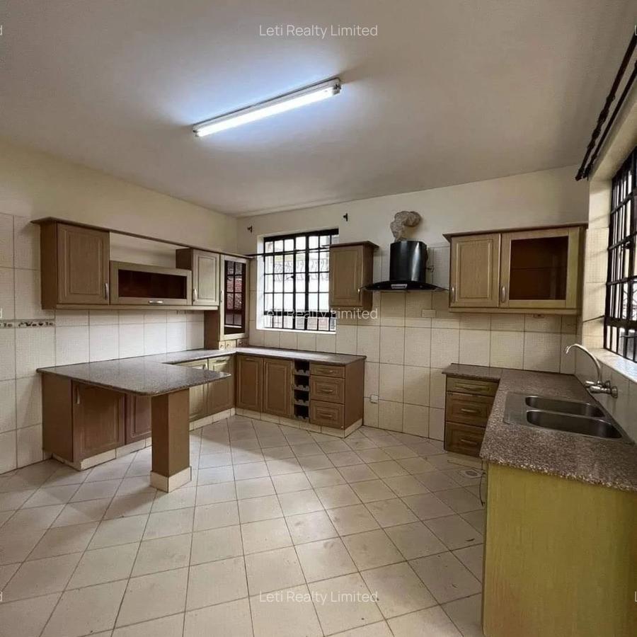 5 Bed Townhouse with En Suite in Lavington - 4