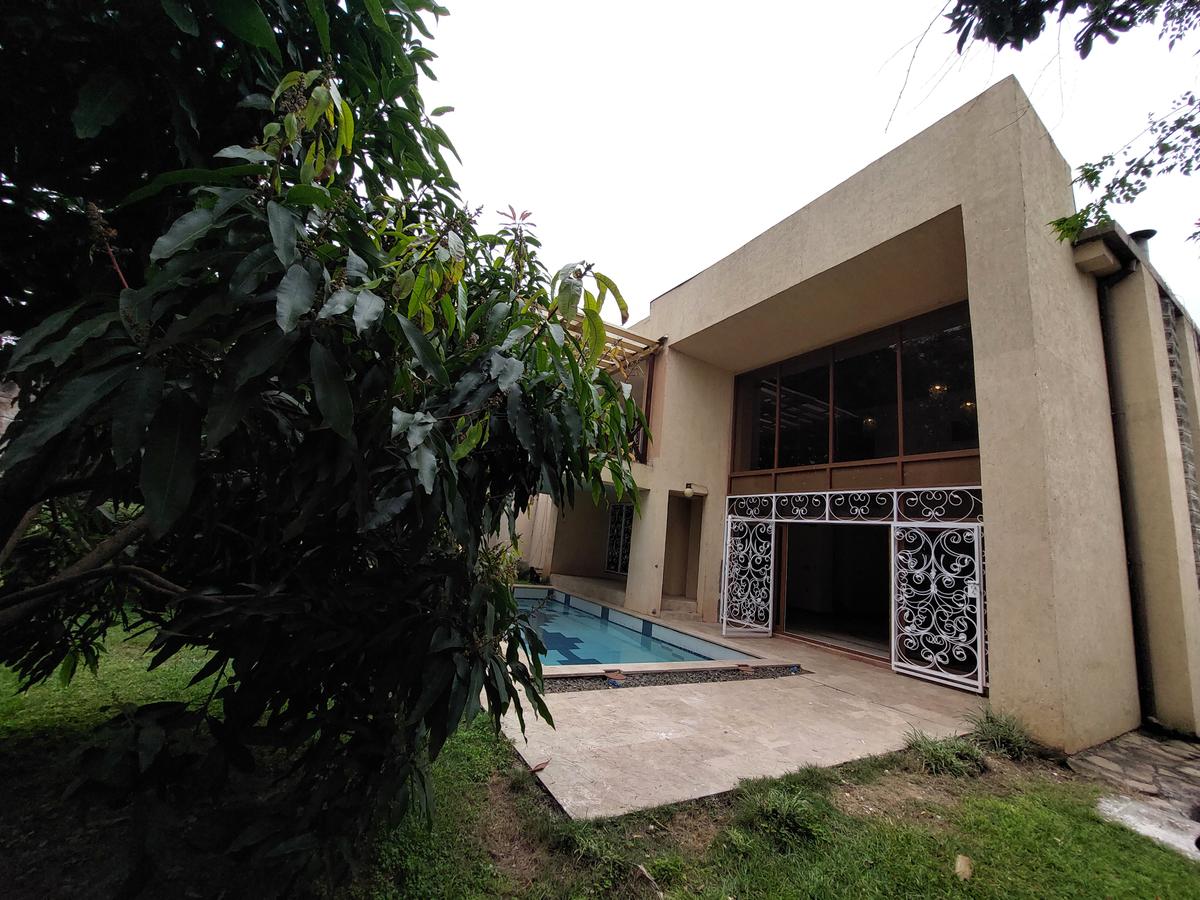 5 Bed Townhouse with En Suite at Lavington - 2