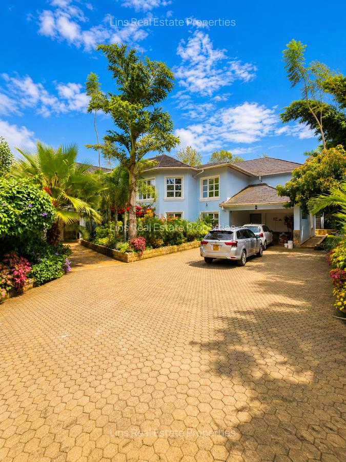 5 Bed House with En Suite in Runda - 1