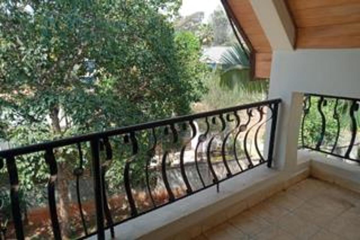 5 Bed Townhouse with En Suite at Lavington Green - 14