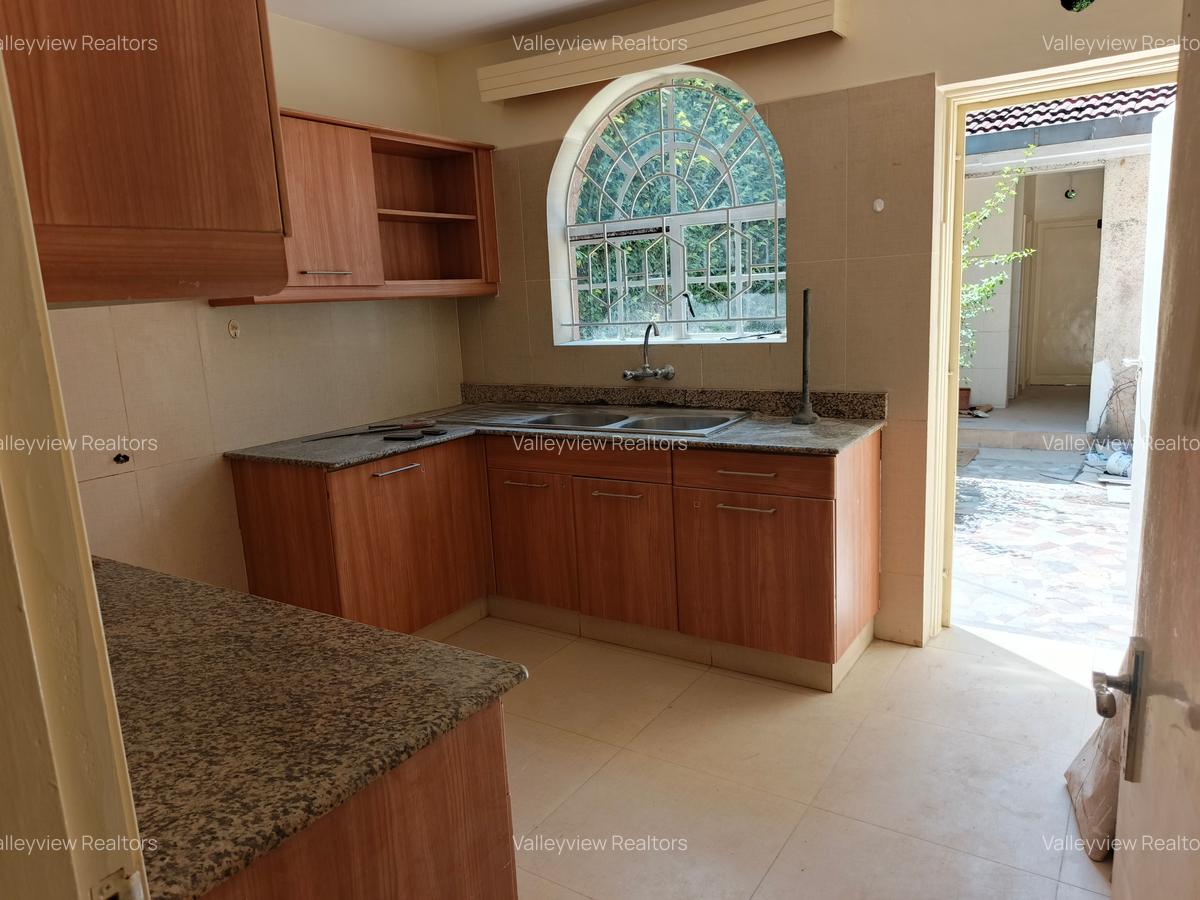 4 Bed Townhouse with En Suite at Lavington - 8