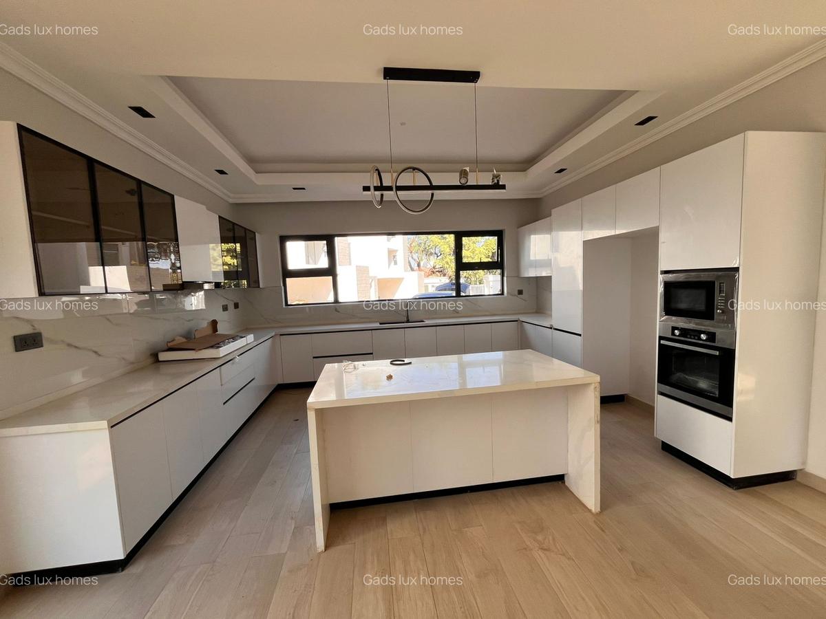 5 Bed Villa with En Suite at Lavington - 13