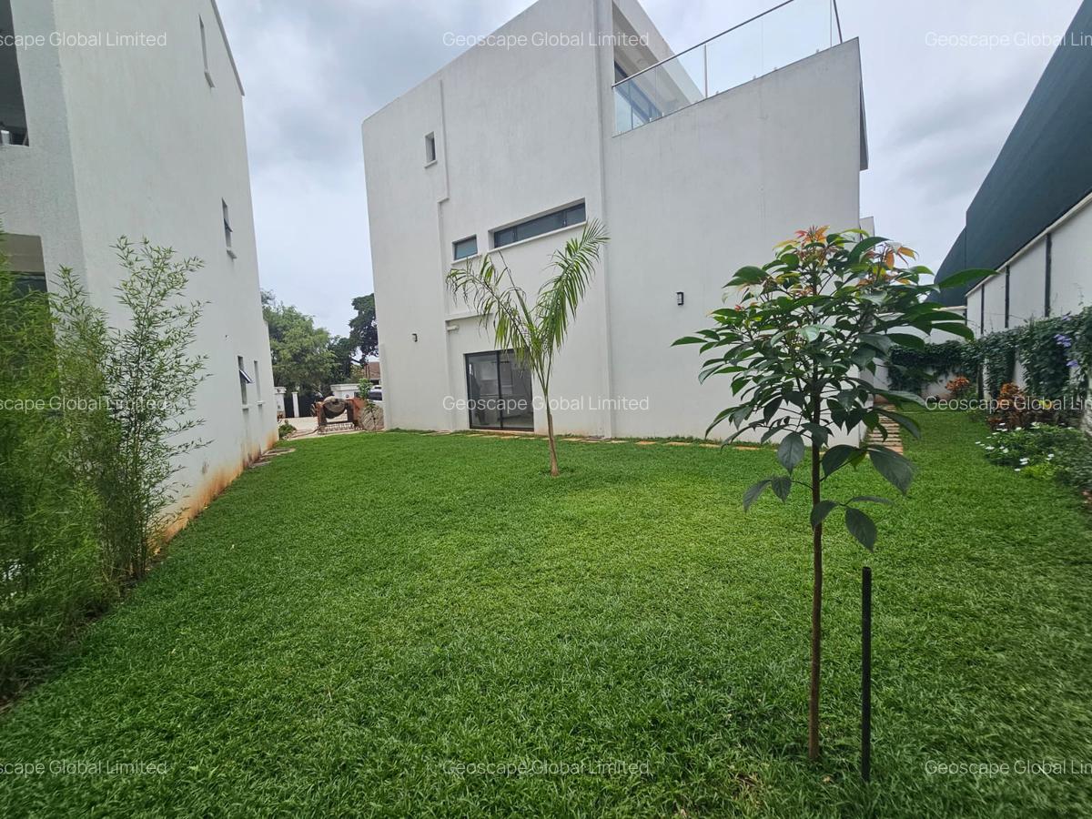 5 Bed House with En Suite in Lavington - 1