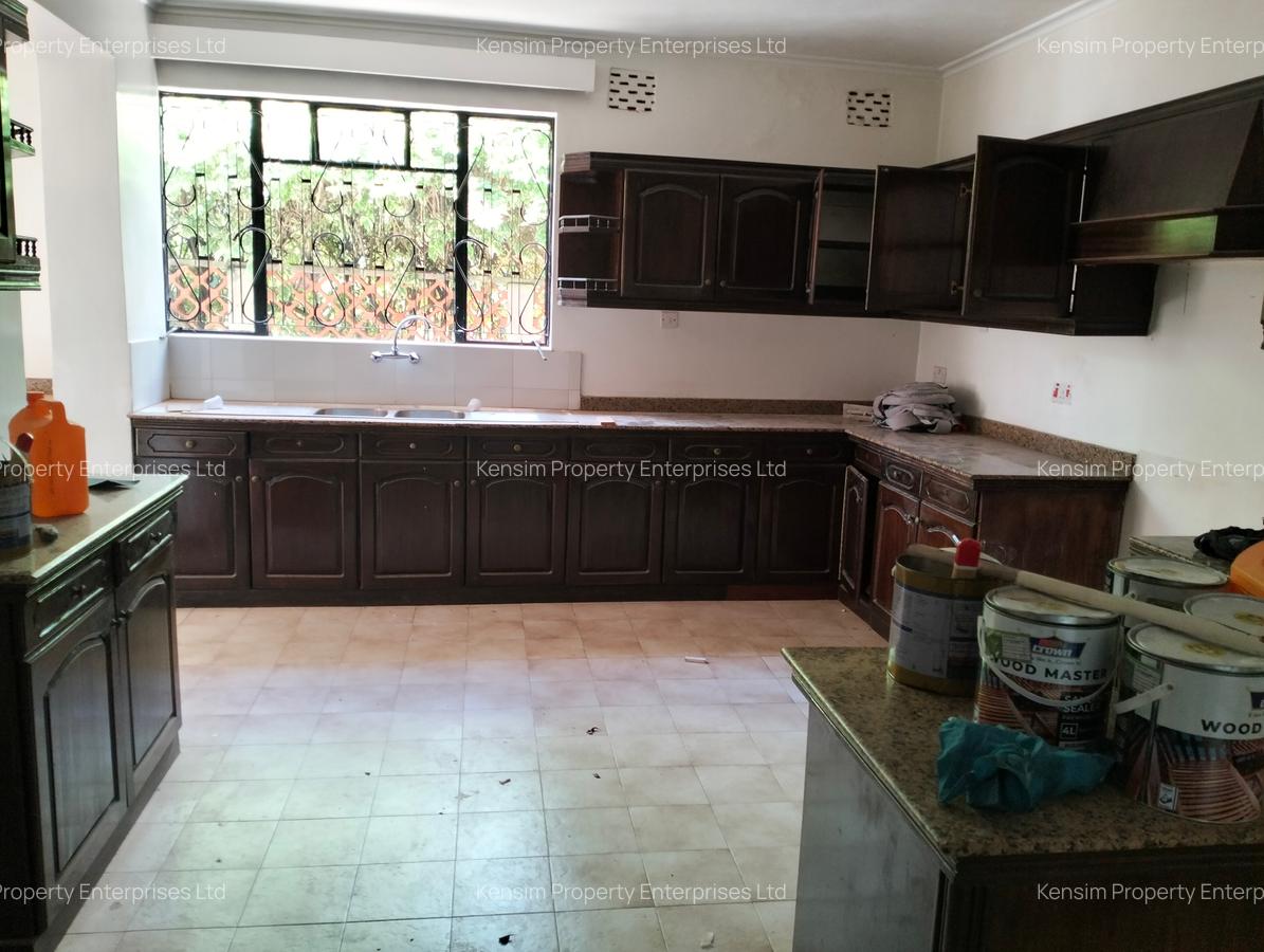 6 Bed House with En Suite in Lavington - 9