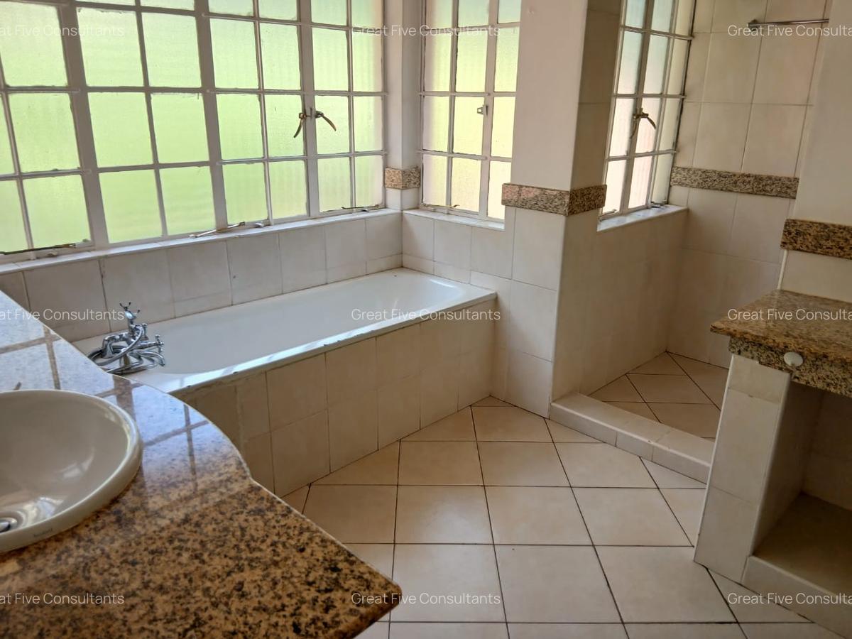 5 Bed Villa with En Suite in Rosslyn - 14