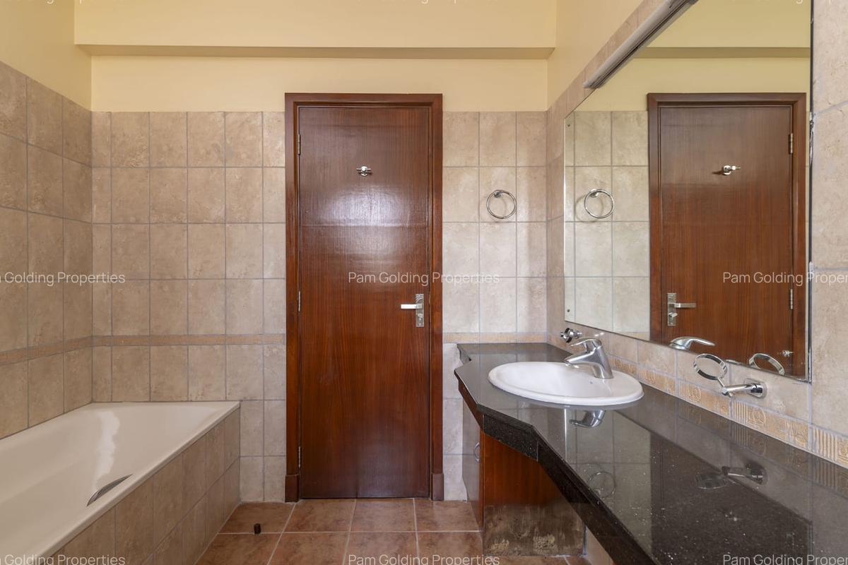 3 Bed Apartment with En Suite at Riverside Drive - 18