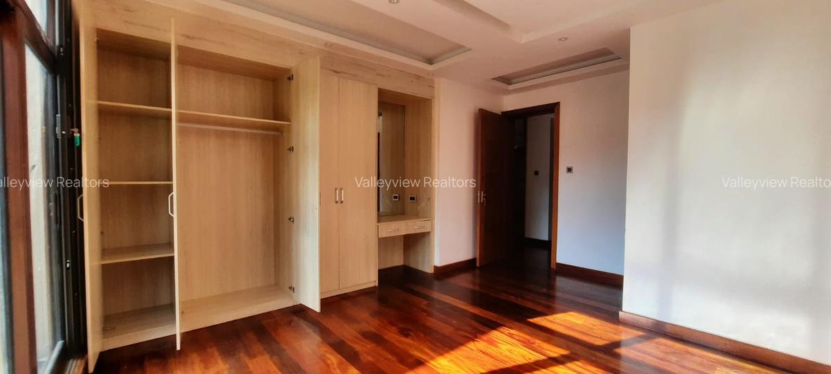 4 Bed Townhouse with En Suite at Lavington - 6