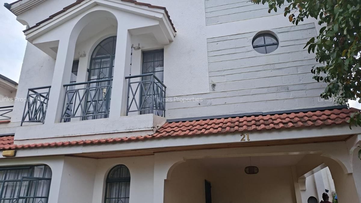 4 Bed Townhouse with En Suite at Lavington - 1