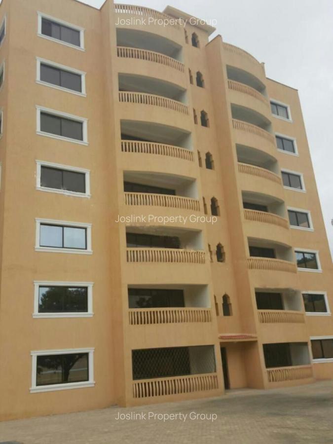 3 Bed Apartment with En Suite at Greenwood Drive - 6