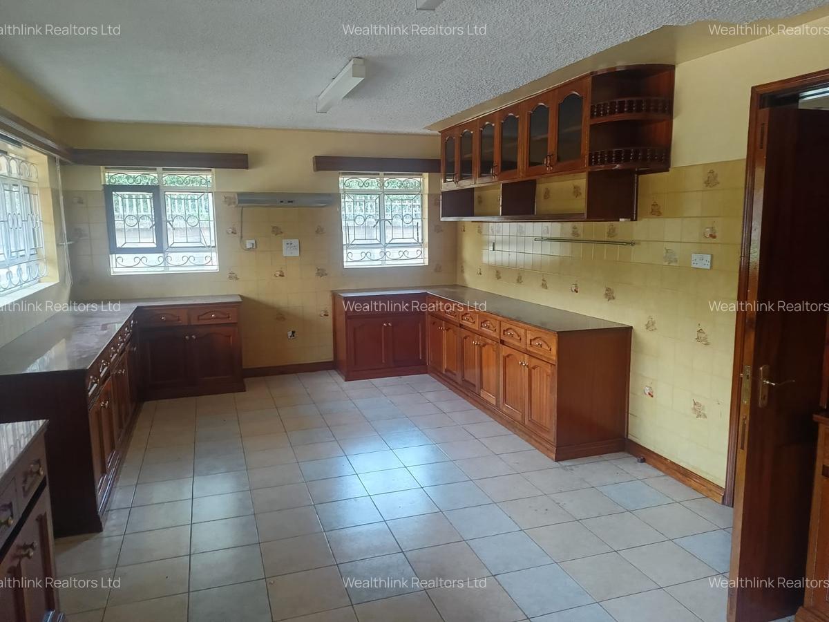 5 Bed House with En Suite at Nyari - 11