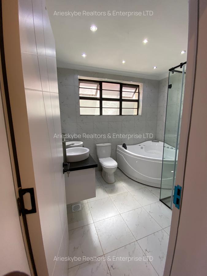 4 Bed House with En Suite in Membley - 8