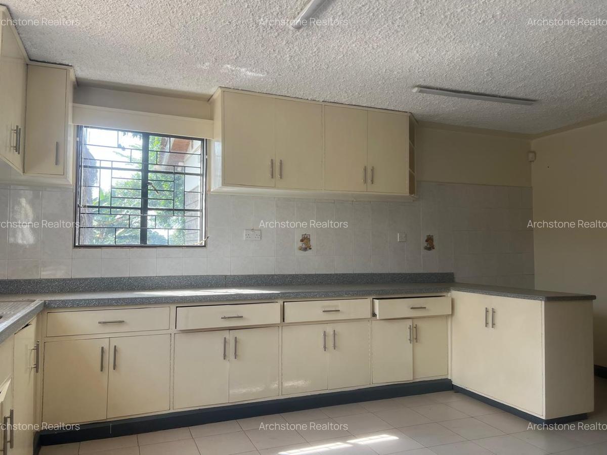5 Bed House with En Suite in Runda - 3