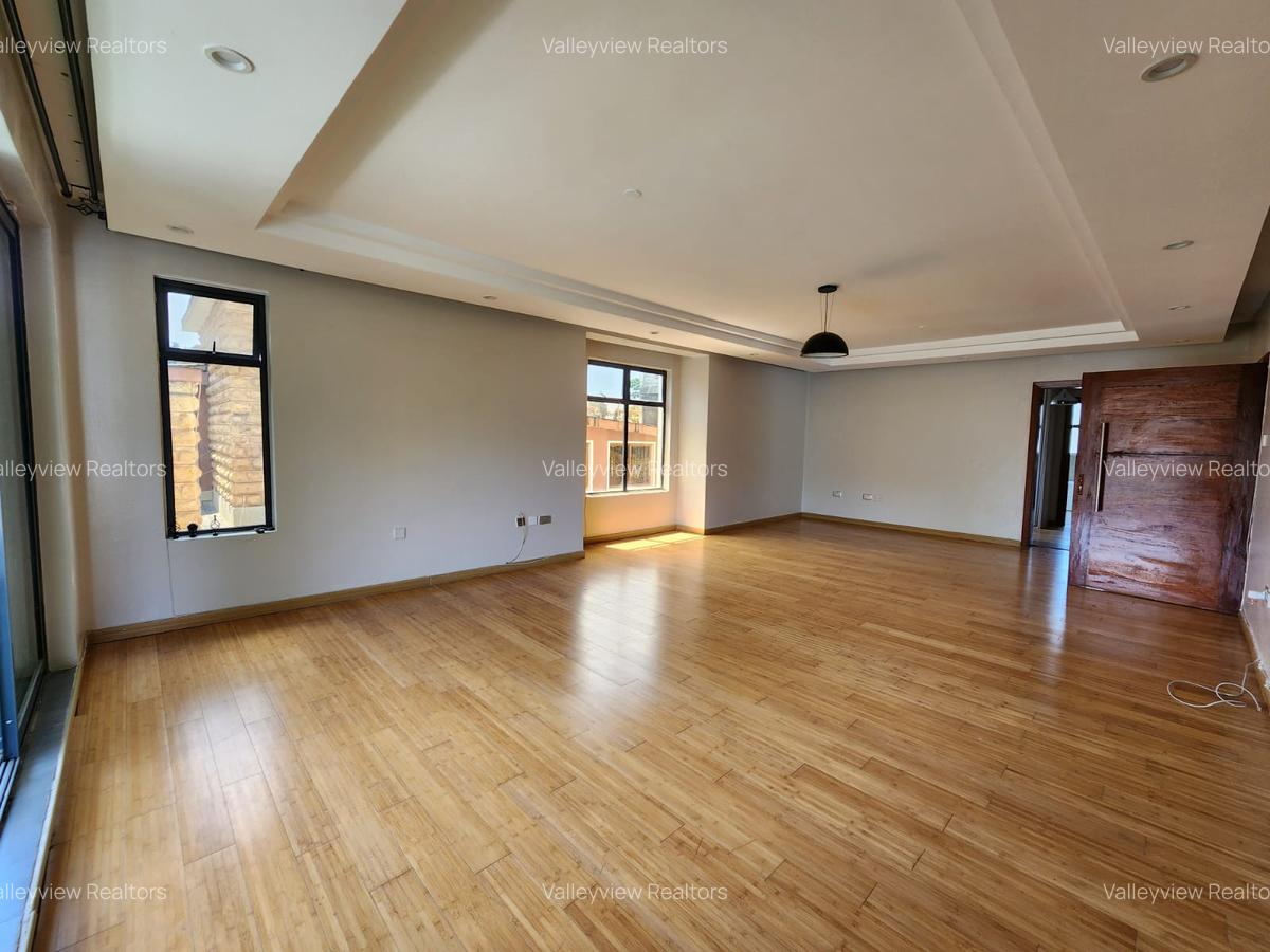5 Bed Townhouse with En Suite at Lavington - 2