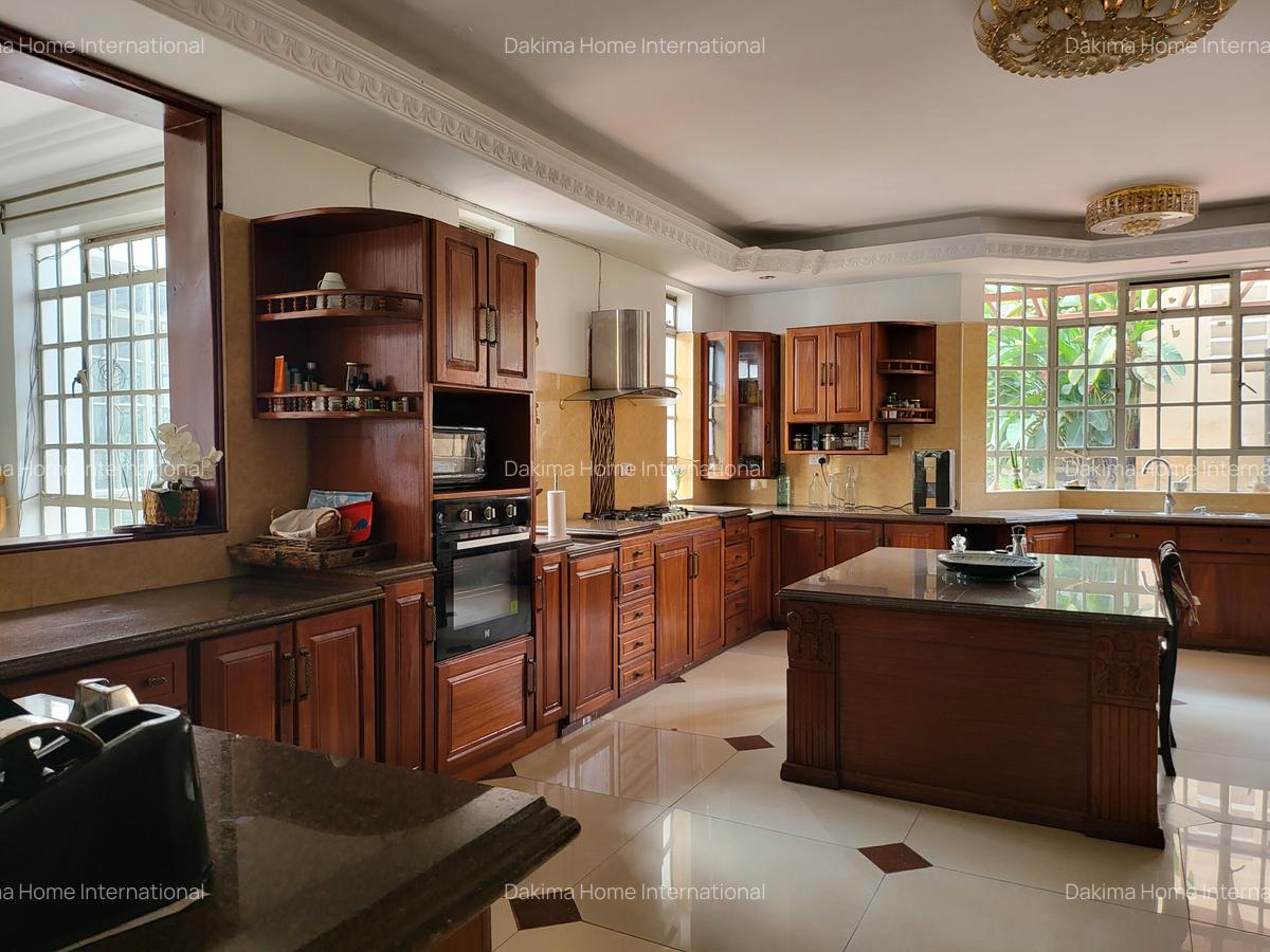 6 Bed House with En Suite in Nyari - 2