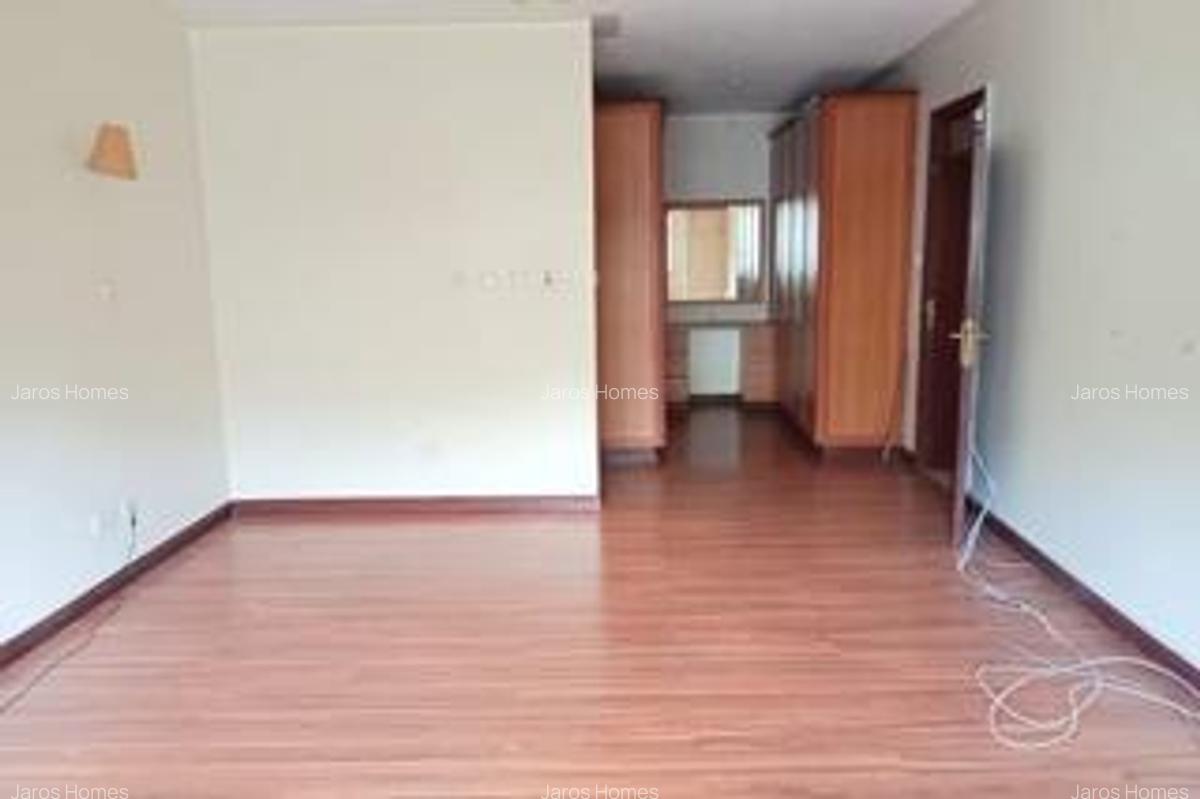 4 Bed Townhouse with En Suite at Grevellea - 14