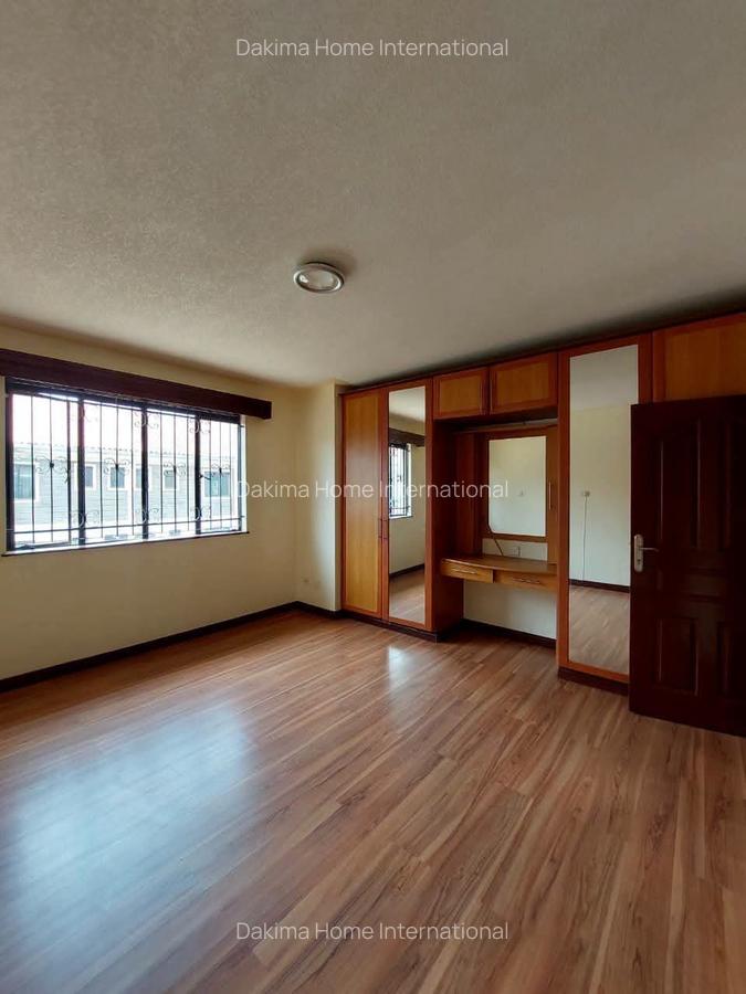 4 Bed Townhouse with En Suite in Brookside - 10