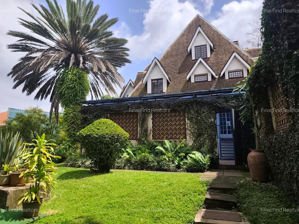 7 Bed House with En Suite in Runda - 3