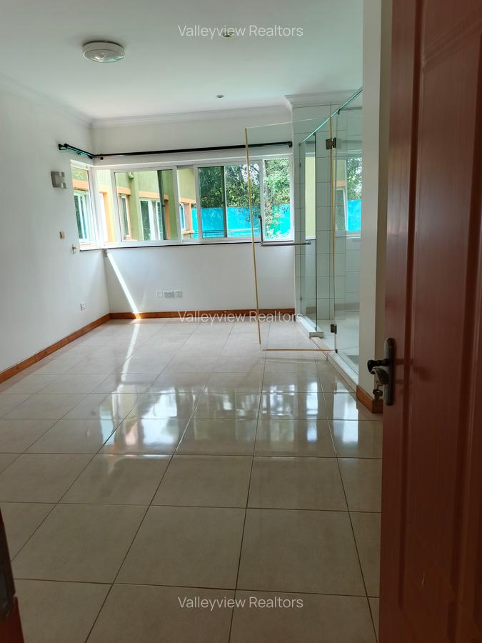 4 Bed Townhouse with En Suite at Riverside - 11