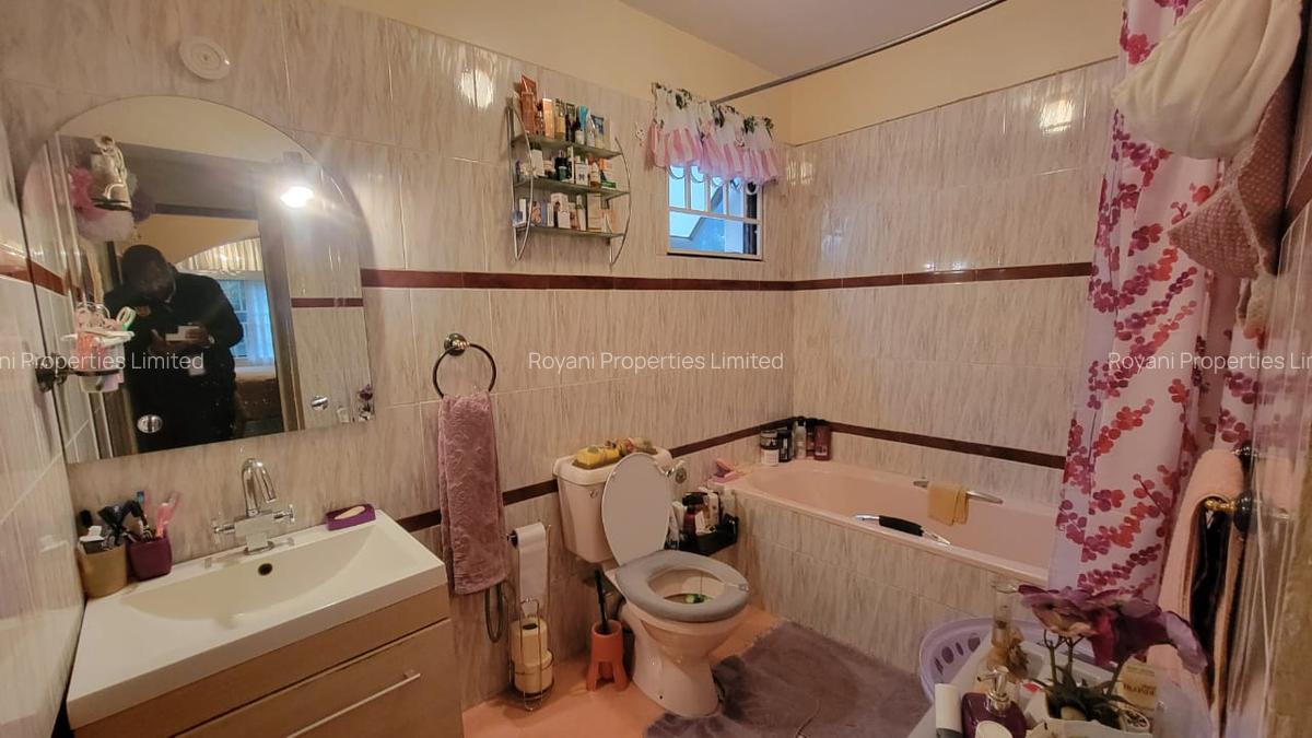 5 Bed House with En Suite in Lavington - 12