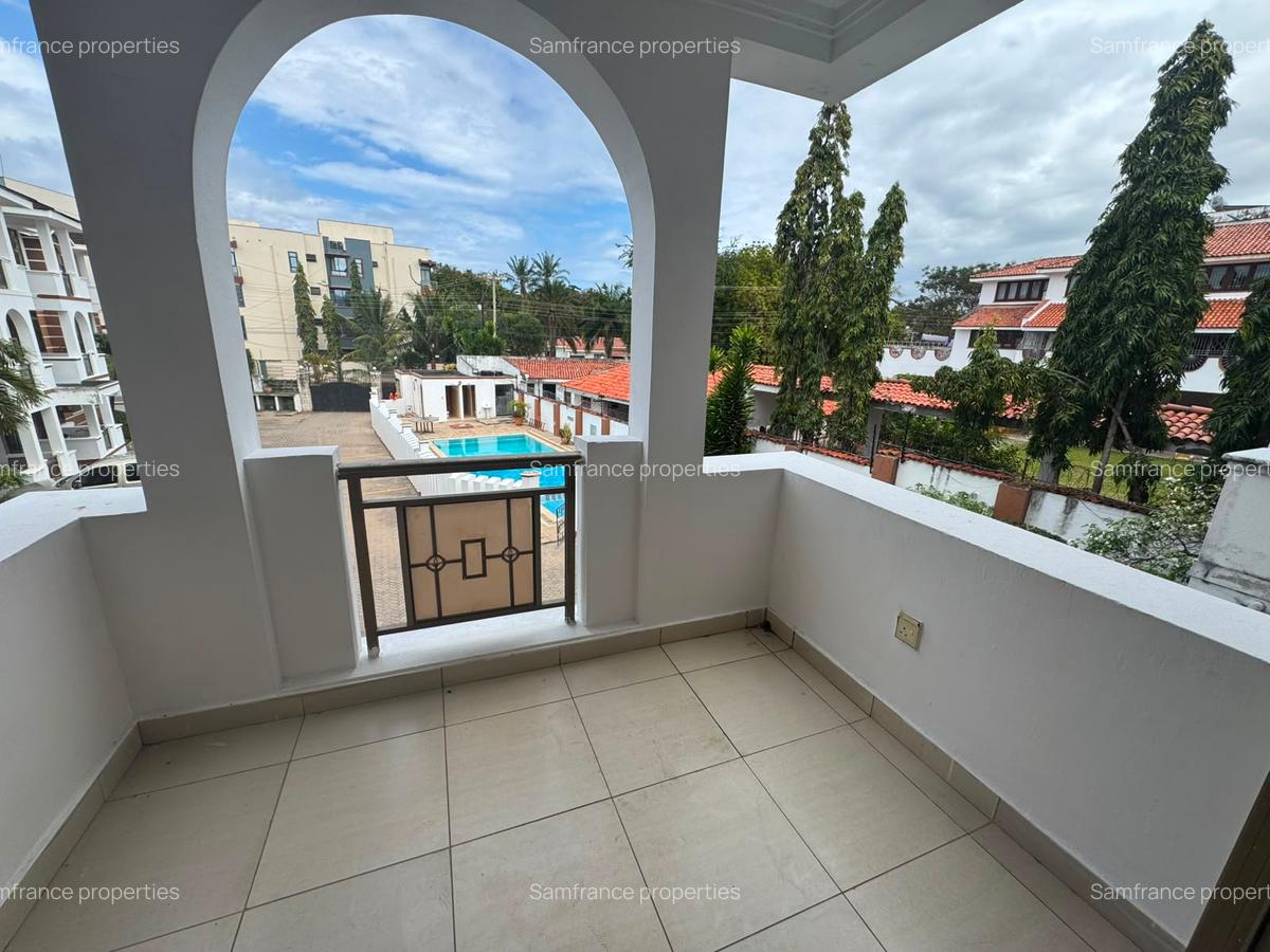 Serviced 2 Bed Apartment with En Suite at Greenwood - 13