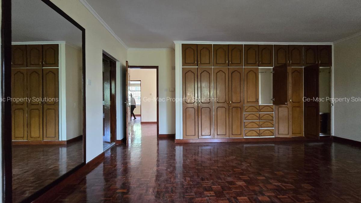 4 Bed House with En Suite in Lavington - 14