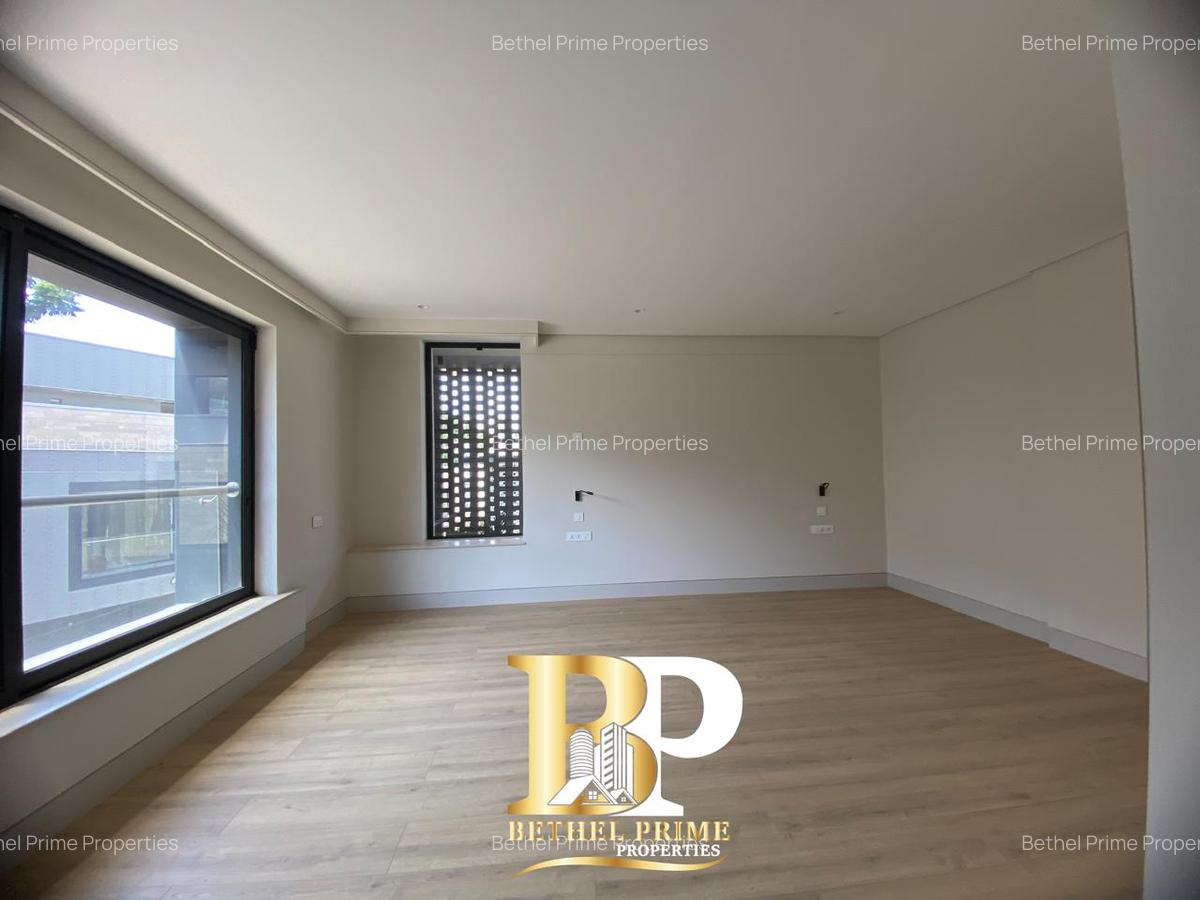 5 Bed Townhouse with En Suite in Brookside - 7