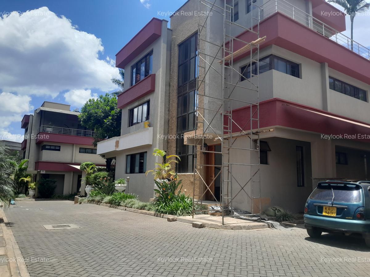 5 Bed Townhouse with En Suite at Lavington - 1