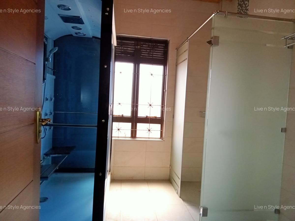 5 Bed House with En Suite in Runda - 11