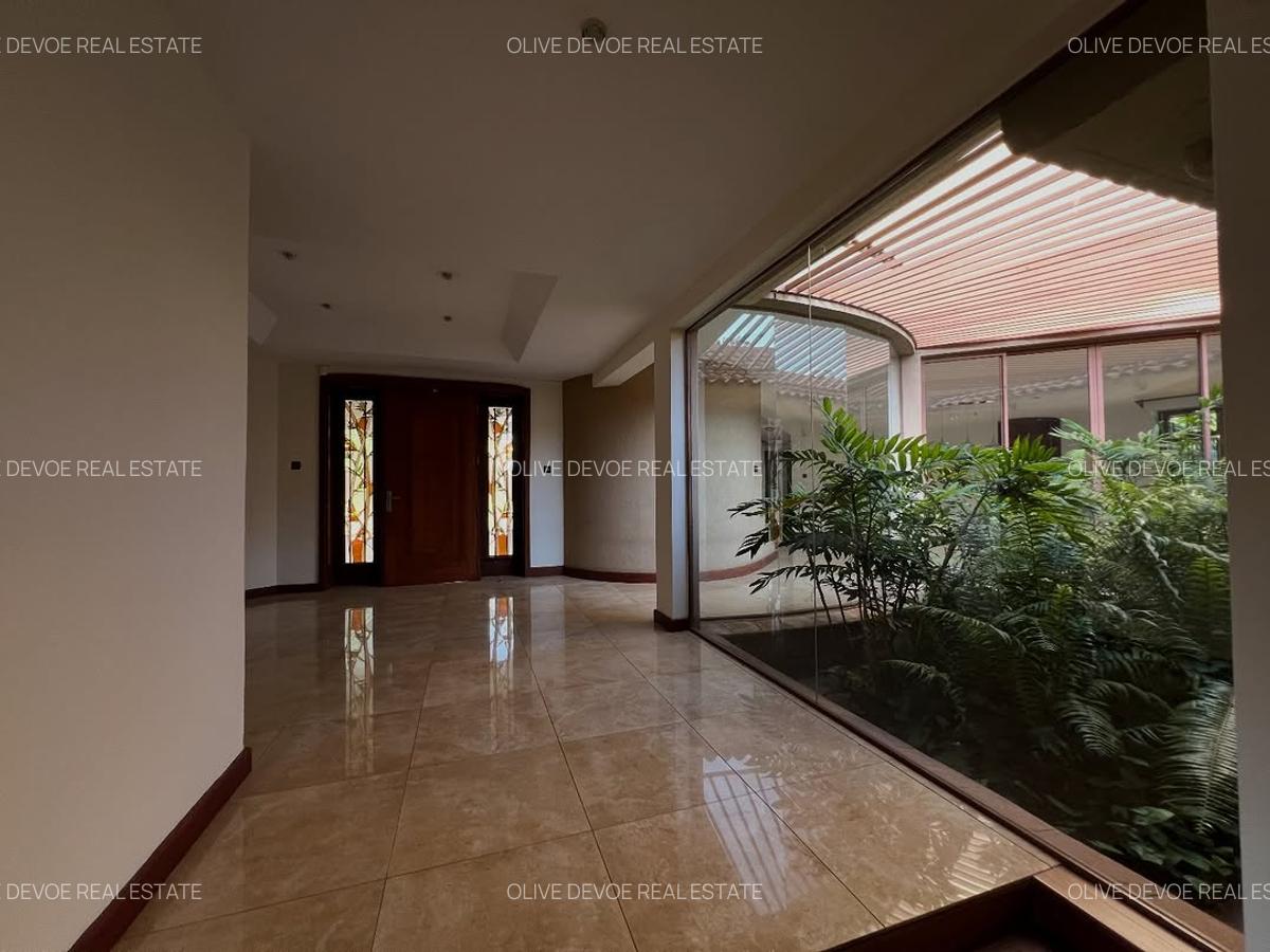 5 Bed House with En Suite in Runda - 16