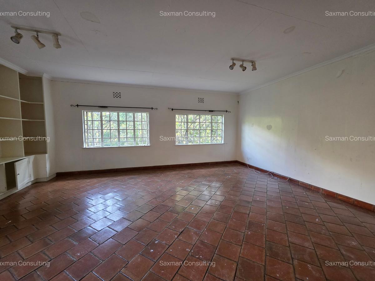 4 Bed House with En Suite in Lavington - 8