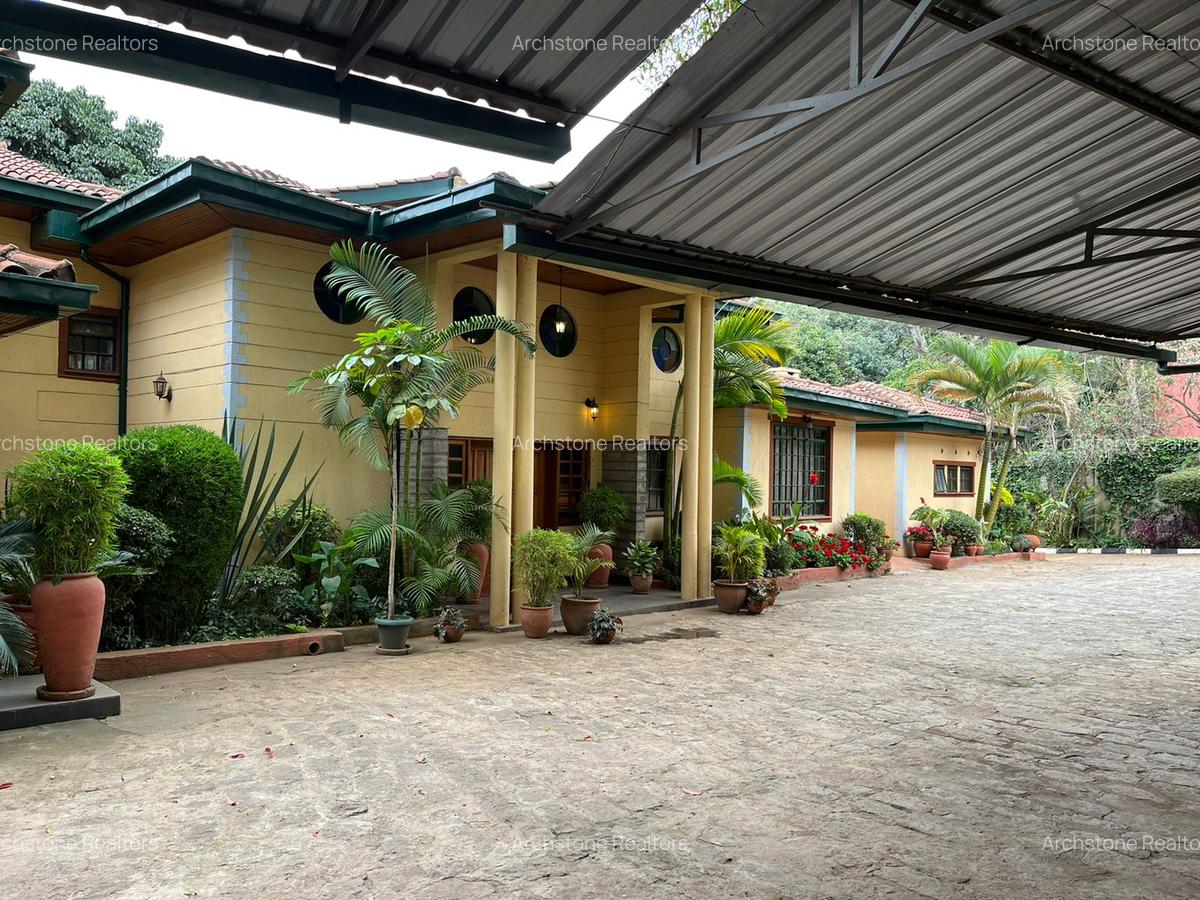 5 Bed House with En Suite in Lavington - 1