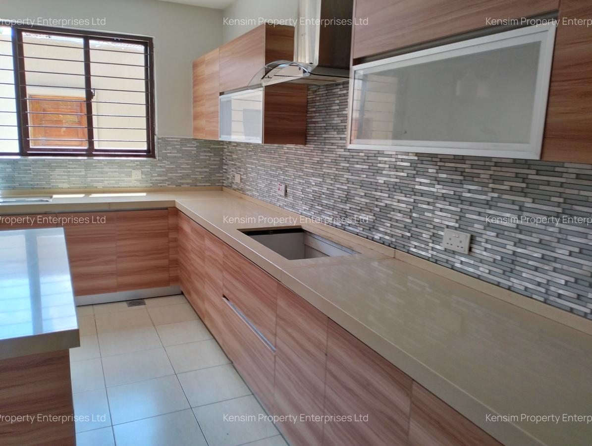 5 Bed Townhouse with En Suite in Lavington - 3