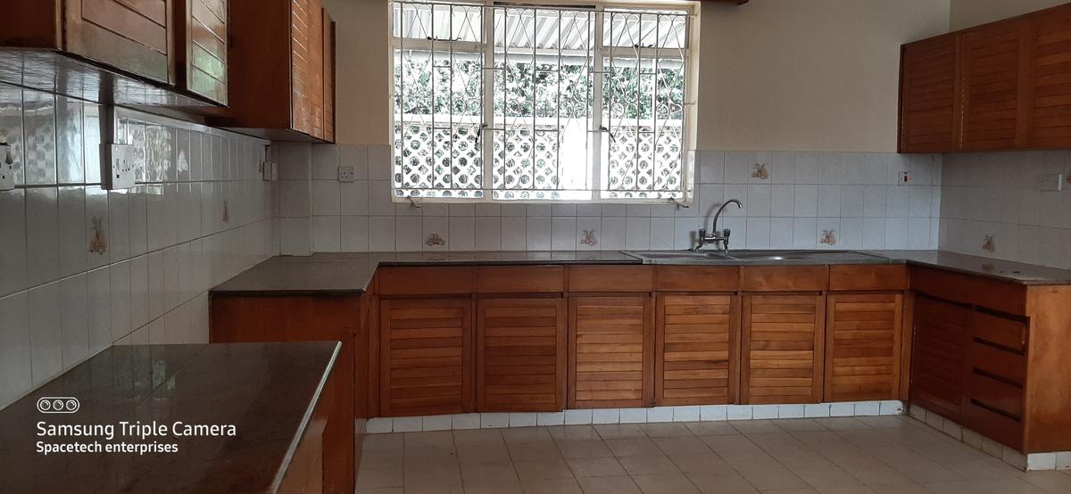 5 Bed Townhouse with En Suite in Kyuna - 9